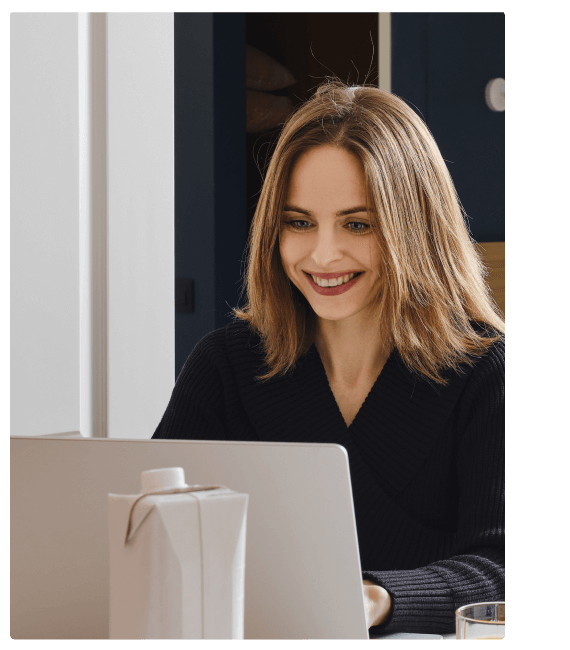 Mujer trabajando con su laptop